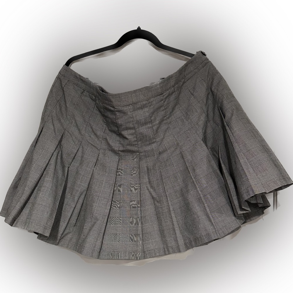 Women’s Plus Size 3x Pleated Skirt in Black and White Plaid.